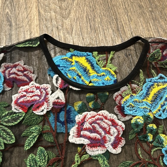 Vintage Floral Embroidered Mesh T-shirt - Picture 3 of 4